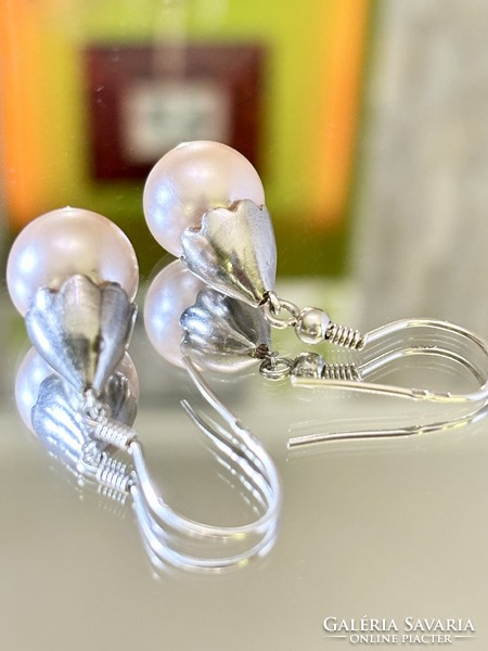 A fabulous pair of silver earrings decorated with cultured pearls