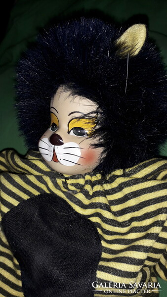 Vintage aranyos festett porcelán fejű Tigris jelmezes szép játék baba figura 24 cm a képek szerint