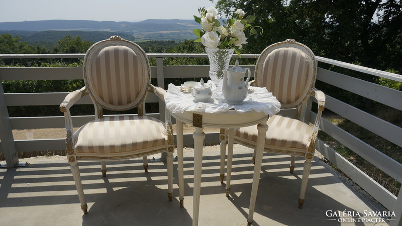 Lajos korabeli stílusú asztalka és két karfás szék, új kárpittal