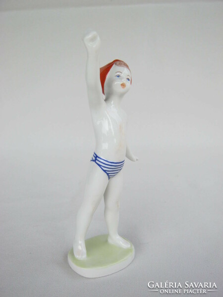 Aquincumi porcelán strandoló fiú