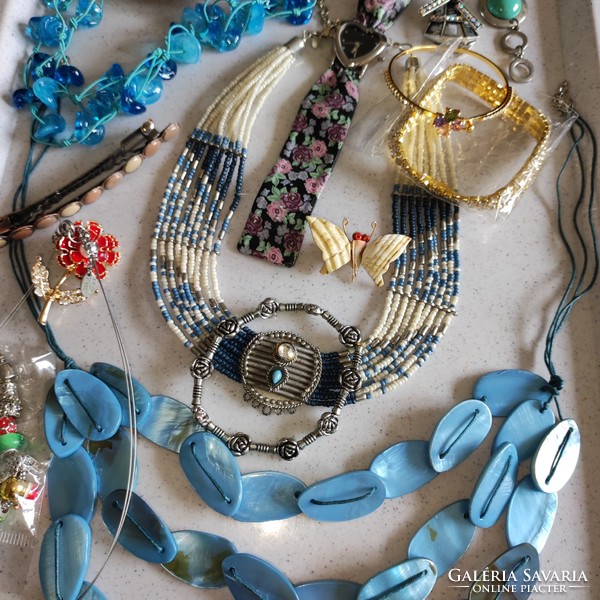 8.Cs. Used 20-piece jewelry package in good condition