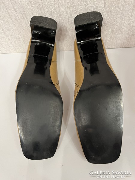 Retro, mustard colored shoes