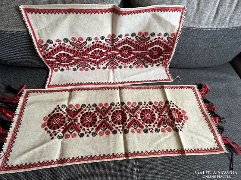 Buzsáki embroidered cushion cover and table runner