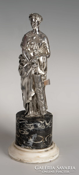 Ezüst Artemisz istennő szobra márvány talapzaton