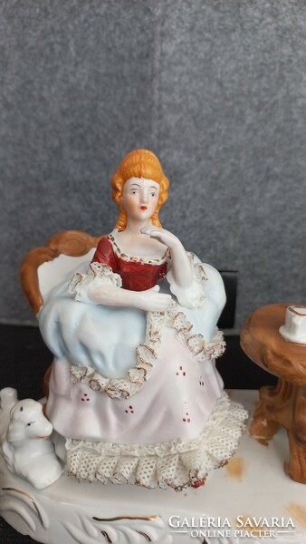Vintage barokk figurák, porcelán csipkével a ruhákon, gyönyörű darab kedves hangulattal