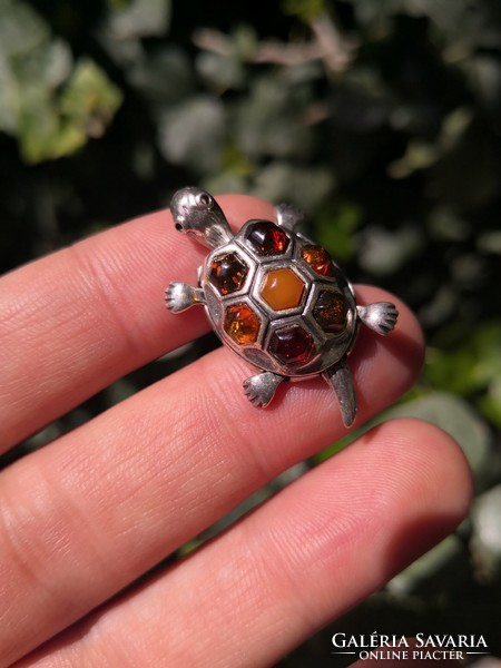 Special silver moving turtle with amber stones