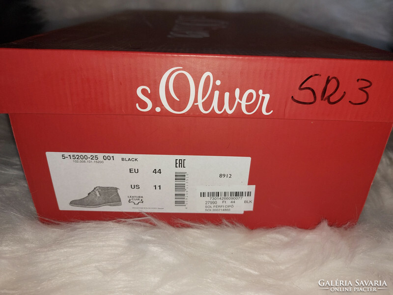 S.Oliver size 44 black leather shoes. New in box with label. The store price was HUF 27,990. Width: 30cm.