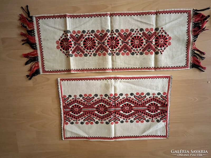 Buzsáki embroidered cushion cover and table runner