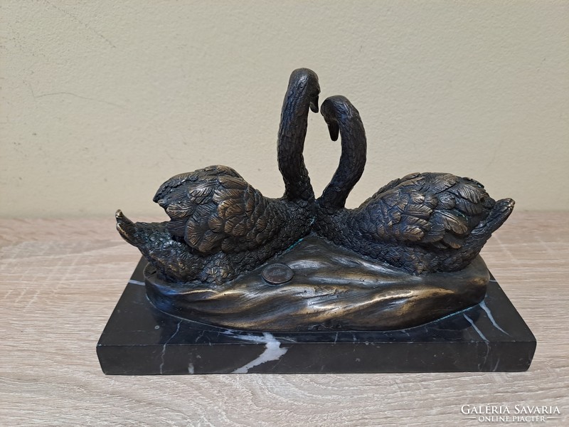 Milo bronze swan statue
