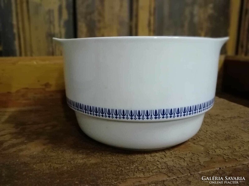 Soup bowl used by a passenger, with aesthetic defects, lowland porcelain