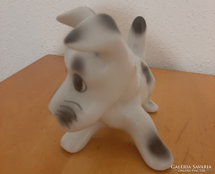 Porcelán kutya, kézzel festett, jelzett 15×11 cm