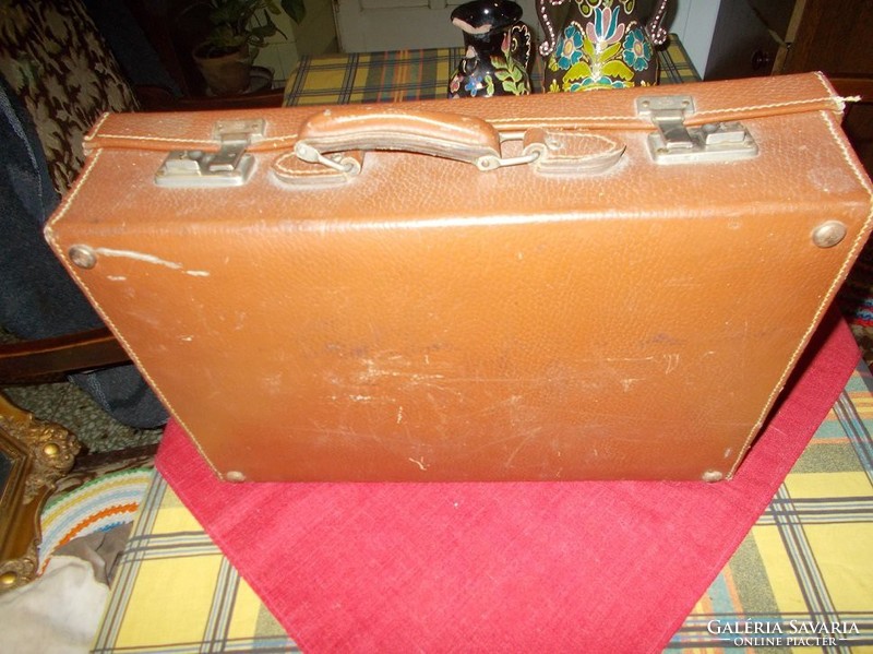 Eredeti bőrből készült kis bőrönd