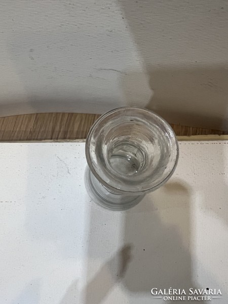 Dekanter, kiöntő üvegből, régi, vastagfalú, 14 x 6 cm-es. 4537