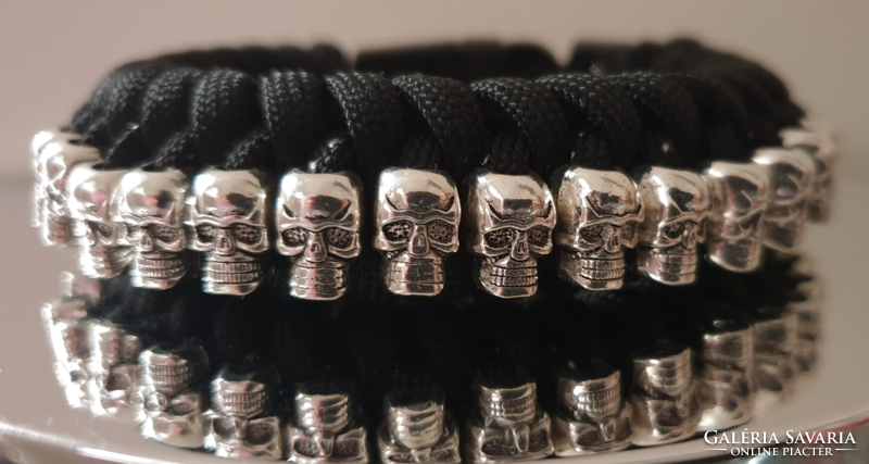 New! Custom handmade paracord men's bracelet with metal skulls