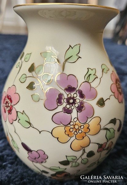 Zsolnay kézzel festett, aranyfuttatott, pillangós/virágos, 13 cm-es váza, jelzett.