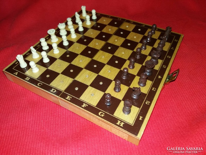 Régi utazó sakk készlet " beszúrós " rögzítésű bábúkkal HIÁNYTALAN a képek szerint