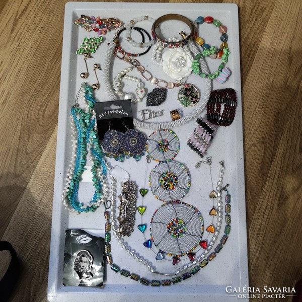 11.Cs. Used jewelry package of 25 pieces in good condition