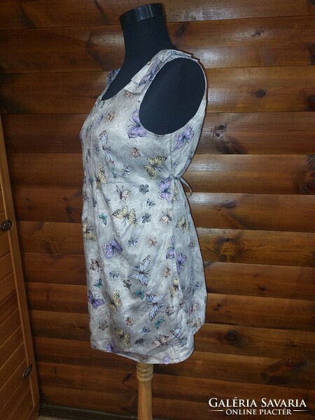 Pretty midi dress in butterfly cotton. M. Novel. Chest: 46 cm, waist: 48 cm.