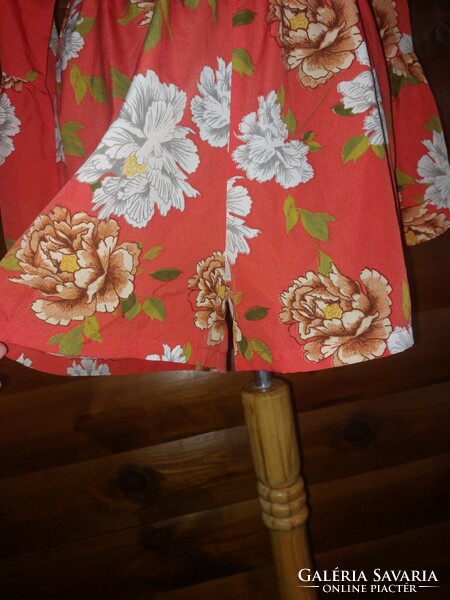 L-shaped floral playsuit. Brand new waist: 36-50cm.