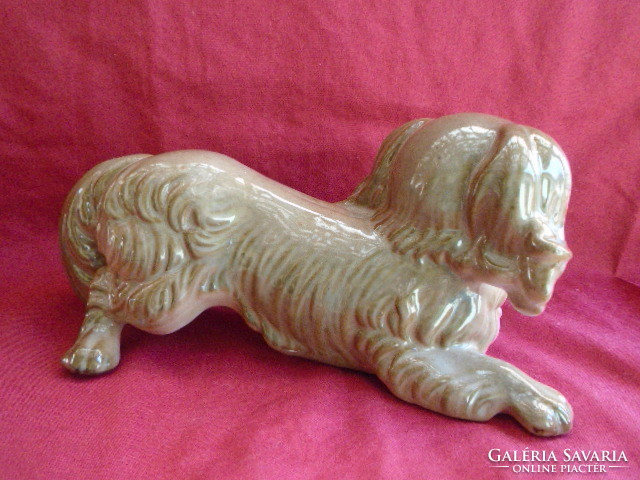 Very finely crafted dog figure 19.5 cm in display case, the color is darker in real life