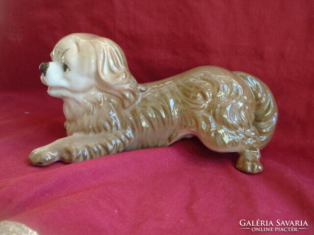 Very finely crafted dog figure 19.5 cm in display case, the color is darker in real life