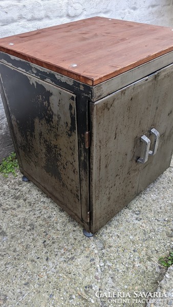 Lemezszekrény, bárszekrény