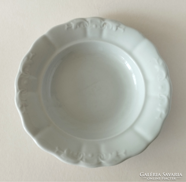 Régi szép fehér indamintás jelzett Zsolnay mély tányér