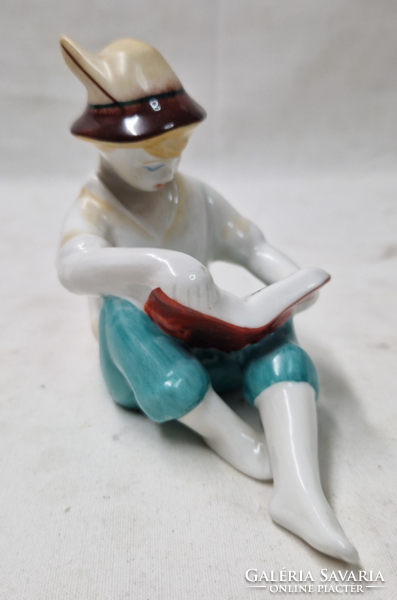 Hollóházi Olvasó fiú porcelán figura hibátlan állapotban 9 cm.