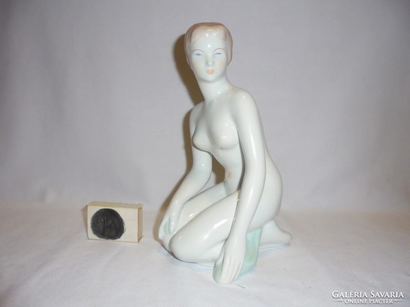 Aquincum porcelán térdelő női akt figura, szobor, nipp - 22 cm