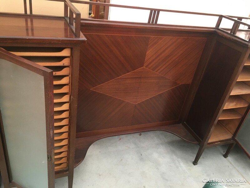 Kidney-shaped desk