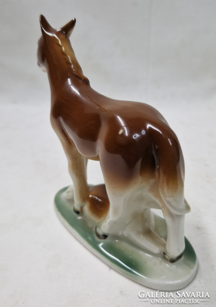 Lippelsdorf német porcelán ló és csikója talapzaton, hibátlan állapotban 12 cm.