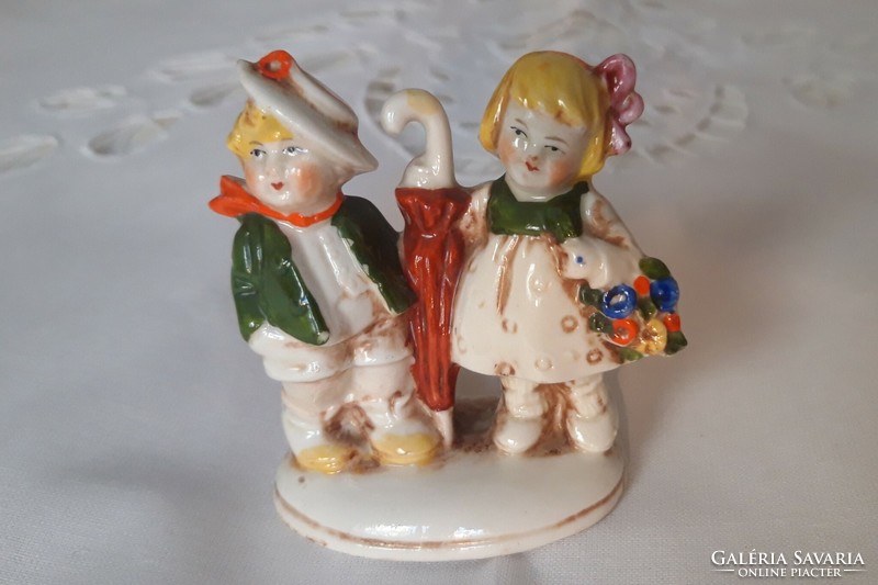 Gyermek pár esernyővel. Kézzel festett német Alt Wien porcelán figura