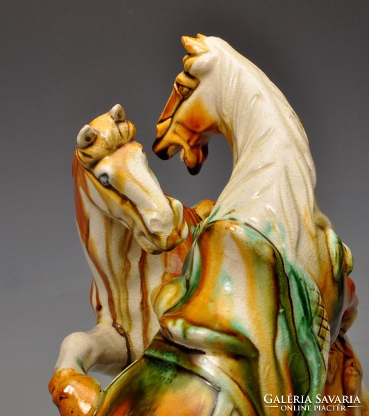 Ágaskodó lovak. Porcelán szobor - vitrindisz. Lószeretőknek. Gyönyörű porcelán paripák.