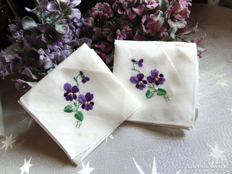 2 textile handkerchiefs embroidered with a bouquet of violets