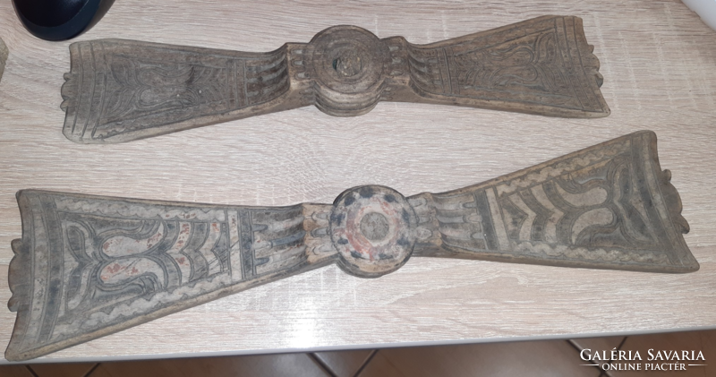 2 Matyó wooden gussaly soles together, with tard and shield symbols