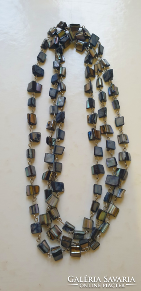 Blue 136 cm long mother-of-pearl shell necklace