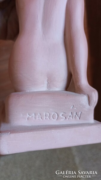 A terracotta statue gazing at Marosá