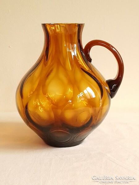 Régi borostyán barna színes üveg füles kancsó korsó palack kiöntő váza, különleges csepp minta 21 cm