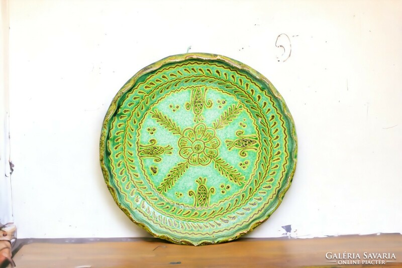Régi mázas zöld kerámia jelzett fali tányér