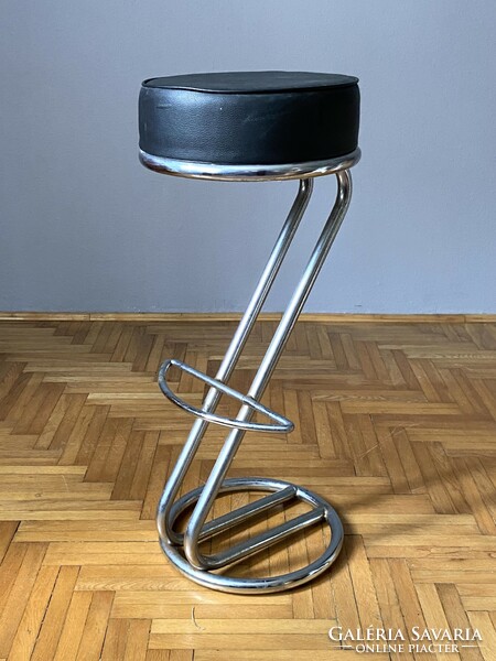 Round bar stool with chrome legs, black artificial leather cover