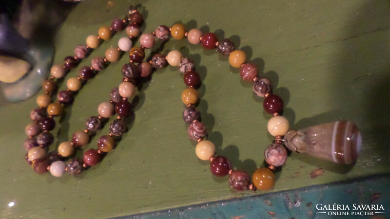 64 cm necklace made of pleasant, earth-colored minerals, with a pendant.