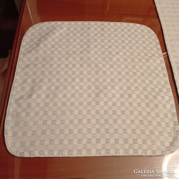 Gray/gold checkered tablecloth with 2 placemats
