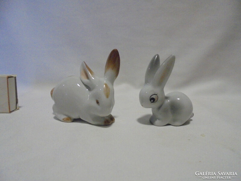 Két darab porcelán nyuszi figura, nipp - együtt - az egyik Hollóházi, a másik sorszámozott