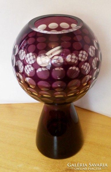 Pöttyözött motívumos rubinvörös váza. Marita Voigt Németország, 1970-es évek
