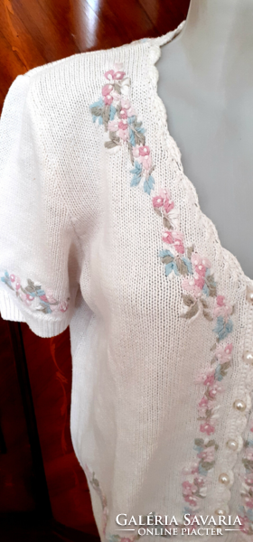 Beautiful hand embroidered cardigan. 44-Es