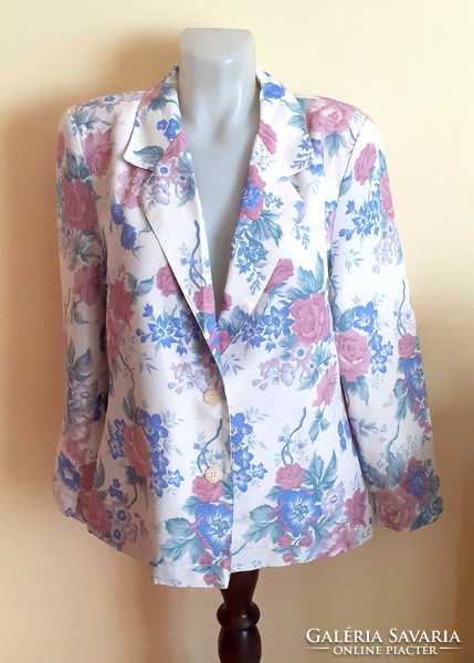 Fashionable summer and spring jacket with a nice pattern. 44-Es
