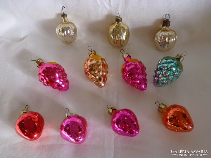 Old glass Christmas tree decorations - 3 golden nuts, 4 grapes + 4 strawberries!