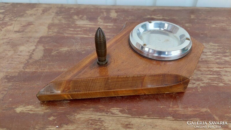 Ashtray with projectile