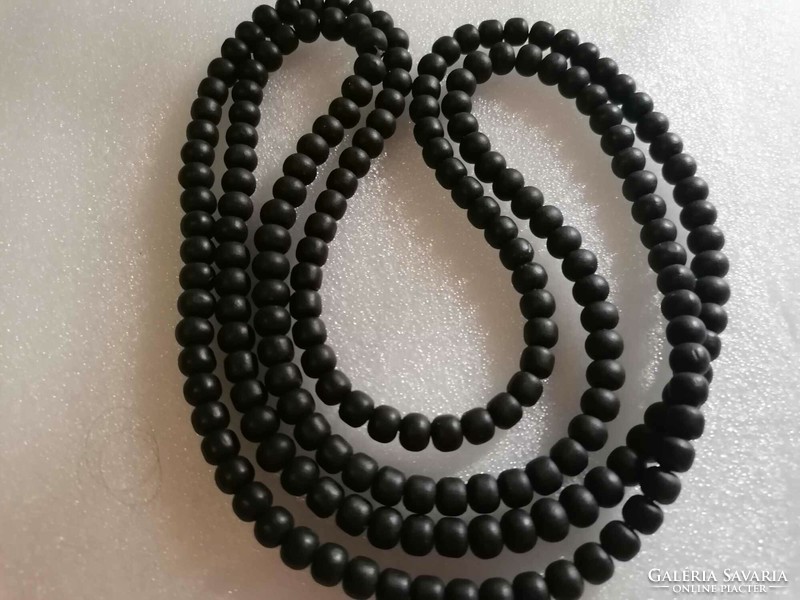 Long (110 cm) string of wooden black beads