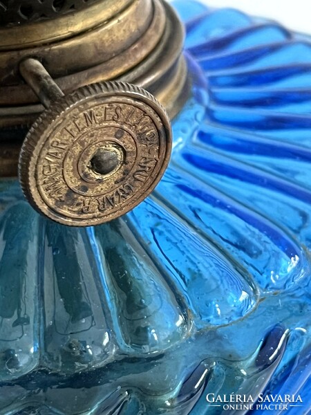 Régi, antik nagyméretű Magyar Fém- és Lámpagyár kék üveg petróleumlámpa tejüveg búrával